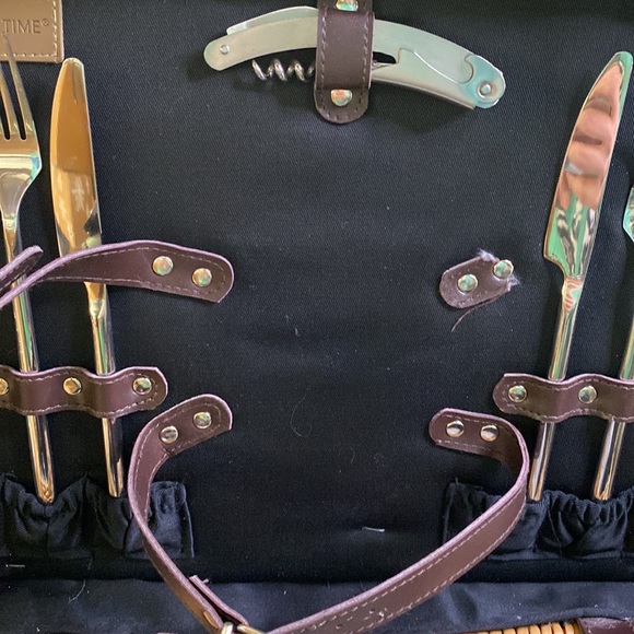 Disney Mickey and Minnie Mouse Picnic Time Champion Picnic Basket - Serves Two - Picture 15 of 16